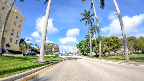 Palmenstrandstraßen an einem schönen sonnigen tag, florida — Stockfoto