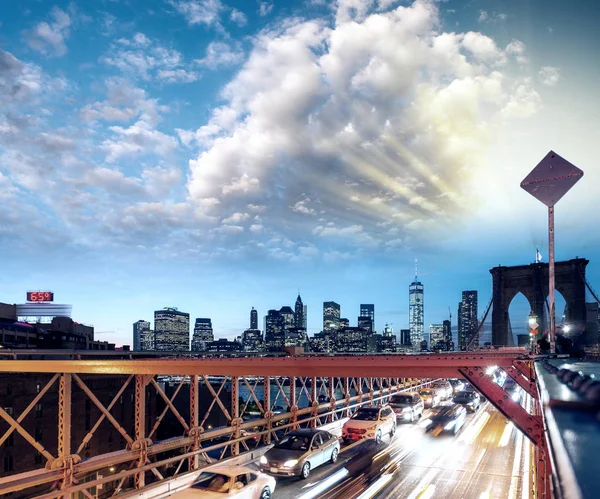 Carros Velozes Brooklyn Bridge Nova Iorque Conceito Vida Urbana Transporte — Fotografia de Stock