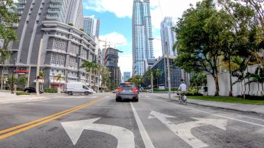 Miami - Nisan 2018: Trafik şehir merkezinde. Miami her yıl 20 milyon turist çeken.