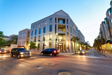 Charleston, Sc - 5 Nisan 2018: Turist ve şehir trafik geceleri. Charleston ünlü bir turistik 's.