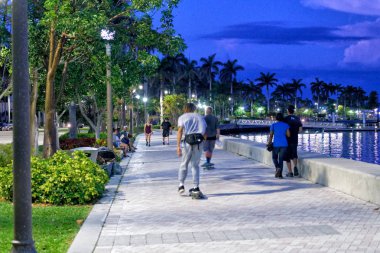 West Palm Beach, Fl - 9 Nisan 2018: Riverfront turistler ve yerliler için geceleri tadını çıkarın. Ünlü bir cazibe Florida şehridir.