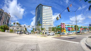 PALM BEACH, FL - Nisan 2018: şehir caddelerinde trafik. Palm Beach, Florida 'nın en büyük ilgi odağı..