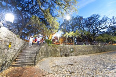 SAVANNAH, GA - 2 Nisan 2018: Turistler geceleri şehir sokaklarının tadını çıkarıyorlar. Savannah yılda 15 milyon turisti ağırlıyor.