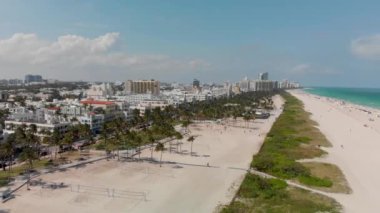 Miami Beach Ocean Drive. Binalar plajda havadan görünümü.
