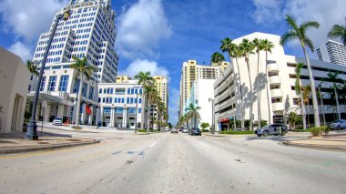 PALM BEACH, FL - Nisan 2018: şehir caddelerinde trafik. Palm Beach, Florida 'nın en büyük ilgi odağı..