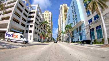 PALM BEACH, FL - Nisan 2018: şehir caddelerinde trafik. Palm Beach, Florida 'nın en büyük ilgi odağı..