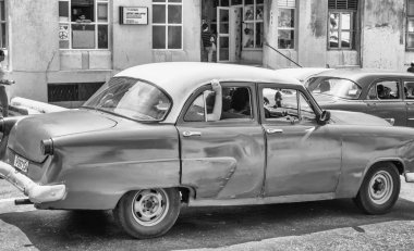 Havana, Küba - 5 Nisan 2016: Renkli şehir sokak eski araba. İkinci el Küba'da kullanılan hemen hemen tüm araçlar vardır.