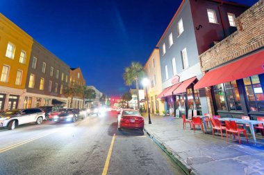 Charleston, Sc - 5 Nisan 2018: Turist şehir merkezi gece keyfini çıkarın. Charleston ünlü turistik Güney Carolina 's.