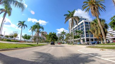 PALM BEACH, FL - Nisan 2018: şehir caddelerinde trafik. Palm Beach, Florida 'nın en büyük ilgi odağı..