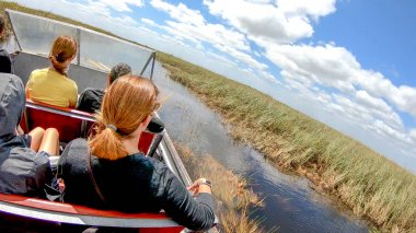 Everglades, Fl - Nisan 2018: Turist üzerinde tekne Milli Parkı ziyaret edin. Park Florida'daki büyük bir atrraction vardır.