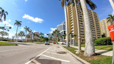 PALM BEACH, FL - Nisan 2018: şehir caddelerinde trafik. Palm Beach, Florida 'nın en büyük ilgi odağı..