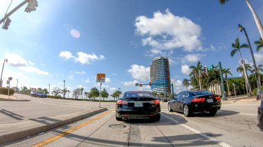 PALM BEACH, FL - Nisan 2018: şehir caddelerinde trafik. Palm Beach, Florida 'nın en büyük ilgi odağı..