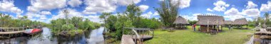 Turistler, Florida ziyaret ile panoramik görünüm Everglades Ulusal Parkı.