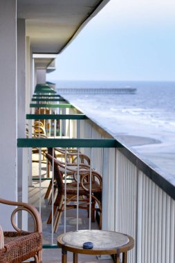 Gün batımında okyanus manzaralı güzel balkon.