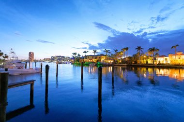 Boca Raton evleri yansımaları gece, Florida.
