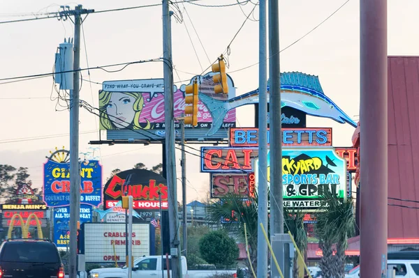 Myrtle Beach เมษายน 2018 โฆษณาบนถนนตอนพระอาท เมอร คนมากกว านคนต — ภาพถ่ายสต็อก