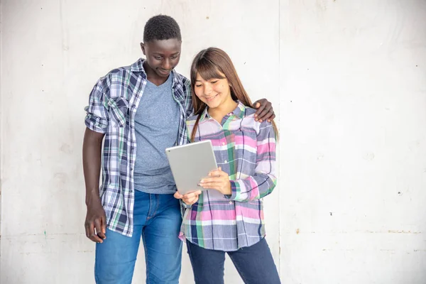 Couple Adolescents Métis Utilisant Une Tablette Isolée Sur Fond Blanc — Photo