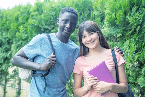 Blandad Ras Tonåringar Par Embracing Utomhus Integration Konceptet — Stockfoto