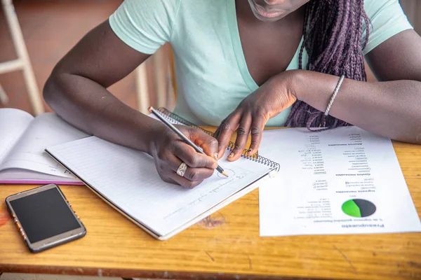 Afrikaanse Tiener Schrijven Leerboek School Bureau — Stockfoto