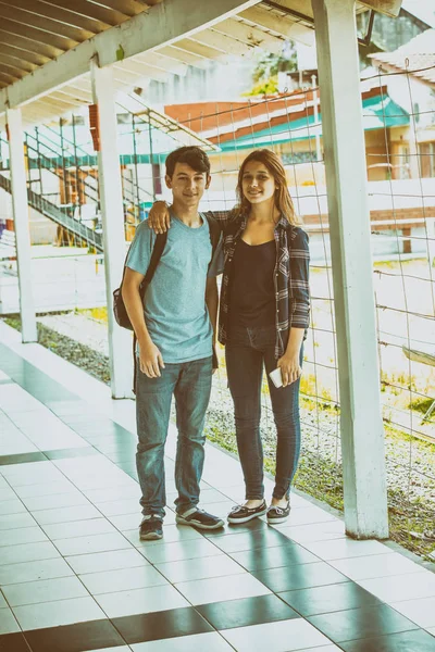 Casal Adolescentes Abraçando Corredor Escola — Fotografia de Stock