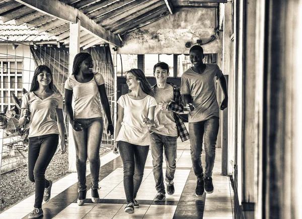 Grupo Raças Mistas Adolescentes Caminhando Sorrindo Corredor Escola — Fotografia de Stock