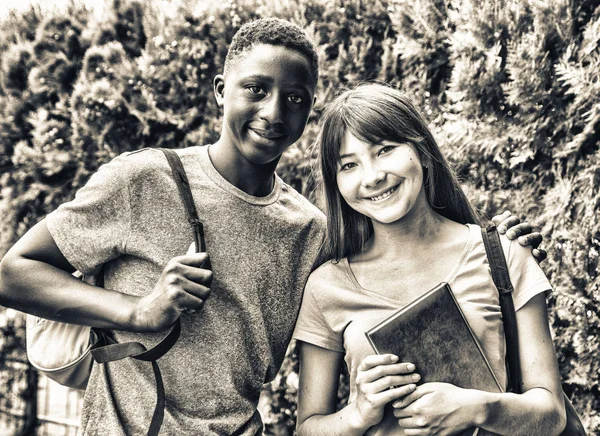 Μικτή Φυλή Έφηβοι Ζευγάρι Αγκαλιάζει Εξωτερική Ιδέα Της Ενσωμάτωσης — Φωτογραφία Αρχείου