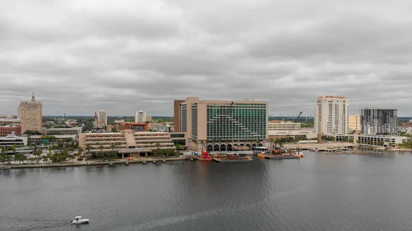 杰克逊维尔 佛罗里达州 2018年4月8日 空中城市景观从河上多云的一天 这座城市是佛罗里达的主要景点 — 图库照片