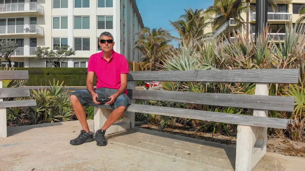 Homme Avec Télécommande Vérifiant Position Drone — Photo