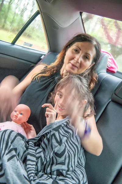 Imagem Desfocada Mãe Filha Felizes Movendo Relaxando Banco Trás Carro — Fotografia de Stock