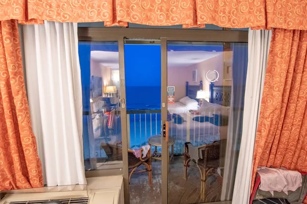 Fenster Über Den Ozean Der Nacht Mit Terrasse Urlaubskonzept — Stockfoto