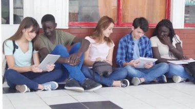 okul koridor içinde oturan ve eğitim genç grup 