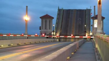 Drawbridge 'in Gece Açılışının görüntüleri