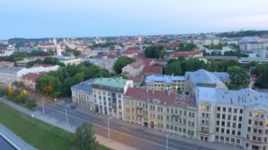 Riga, Letonya, hava akşam manzarası güzel tarihi binalar, video ile