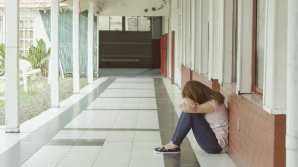 School Tegen Pesten Vrouwelijke Tiener Overstuur Zitten Hal Van School — Stockvideo