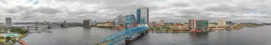 Jacksonville, Fl - 8 Nisan 2018: Panoramik hava şehir manzaralı nehirden. Önemli bir cazibe Florida şehridir.