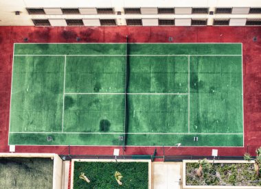 Boş açık yeşil ve kırmızı sert Tenis Kortu ağları ile havadan görüntü.