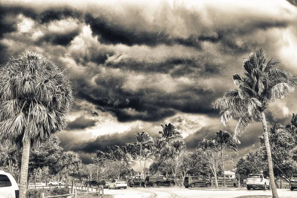 Estacionamento Carro Contra Tempestade Céu — Fotografia de Stock