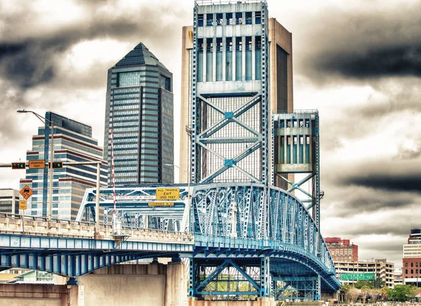 Skyline Von Jacksonville Mit Brücke Und Gebäuden Einem Bewölkten Tag — Stockfoto