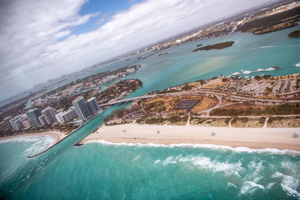 Miami Beach kusten och Haulover Park sett från helikopter — Stockfoto