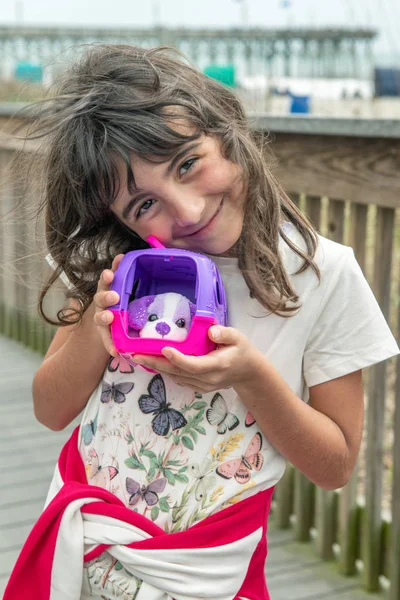 Щаслива Молода Дівчина Своїм Цуценям — стокове фото