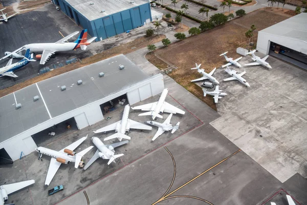 Самолеты Причаливают Аэропорту Вид Воздуха — стоковое фото