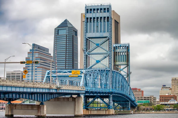 Jacksonville Skyline Met Brug Gebouwen Een Bewolkte Dag — Stockfoto