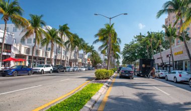 Miami Beach - 11 Nisan 2018: Araba trafik Washington Avenue boyunca. Yolun en önemli biridir Miami Beach.