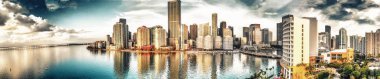 Gün doğumunda Miami ve Brickell Key 'in panoramik hava görüntüsü.