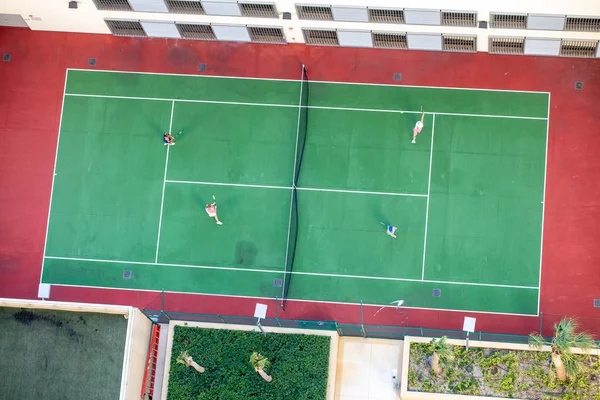 Luchtfoto Van Outdoor Groene Rode Harde Tennisbaan Met Vier Spelers — Stockfoto