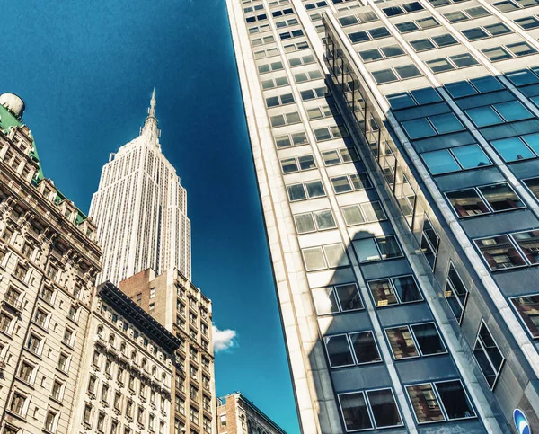 纽约市 纽约州 6月12日 帝国大厦和街道在2013年6月12日在纽约市 这是一个102层的地标 是世界上最高的建筑超过40年 — 图库照片