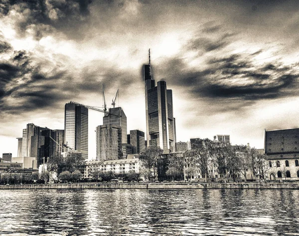 Frankfurt Duitsland Skyline Van Stad Een Bewolkte Dag — Stockfoto