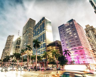 Downtown Miami alacakaranlıkta. Şehir binalar gökyüzüne karşı.