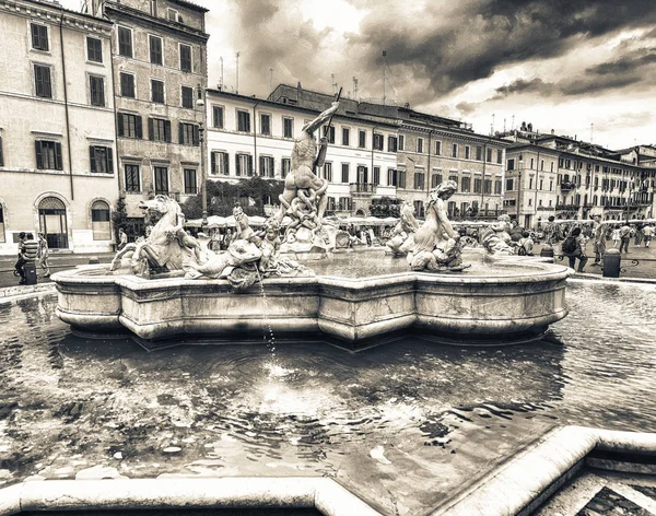 ナヴォーナ広場にローマ 2014 観光客の散歩 1500 万の人々 毎年都市を訪問します — ストック写真