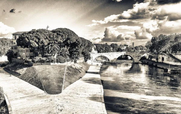 テヴェレ川 ローマ イタリアのティベリーナ島 — ストック写真